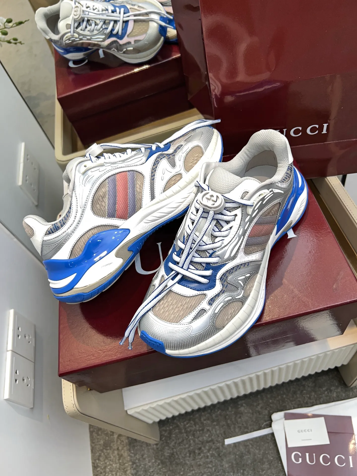 👟👟Ex-factory price 860👟👟 Men's size +10 Gucci 2.0 sneakers reinterpret the brand's iconic striped webbing elements. When retro genes collide with futuristic design, this new pair of Gucci shoes directly reaches the trend threshold💥 ✔️Color combination of caron color contrast + classic stripes, GG reflective piping, visual impact, and comes with a high-light filter when going out ✔️ The structure is made of multi-layer splicing of different materials, mesh is breathable, leather is shaped, and the outsole is combined with EVA rubber. It is fashionable and practical. ✔️ Details are made of double G midsole + iconic double G lock shoelaces. The retro DNA is crazy and restless, and every step is based on the trendy aesthetic. Size: 35-41 for women, 39-46 for men, (41.46 custom-made)